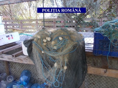Poliţiştii au confiscat 610 kilograme de peşte, între care şi sturion, şi au dat amenzi de peste 79.000 de lei în Delta Dunării