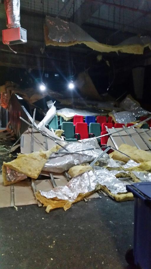 Poliţia a confirmat că în mall-ul din Focşani nu s-a produs o explozie; bărbatul rănit a căzut cu tavanul când încerca să intre în cinema