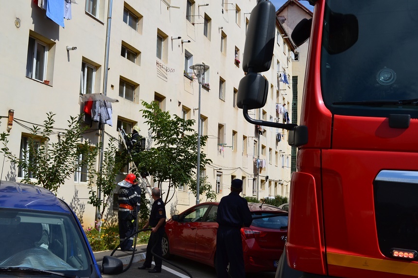 Incendiu într-o garsonieră din municipiul Sibiu; un bărbat cu probleme locomotorii a fost evacuat