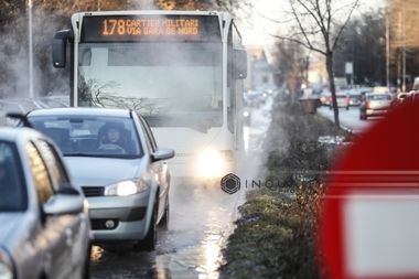 Patru persoane au ajuns la spital după ce autobuzul în care se aflau a lovit un copac şi o maşină parcată, în centrul Capitalei