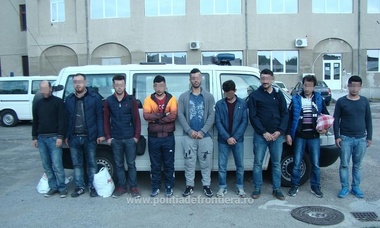 Arad: Douăzeci de migranţi afroasiatici, prinşi încercând să treacă graniţa spre Ungaria prin câmp