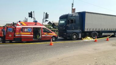 O fetiţă de trei ani a murit după ce bicicleta pe care se afla împreună cu bunicul său a fost lovită de un TIR pe Şoseaua de Centură a Capitalei