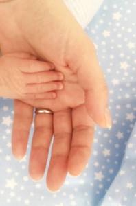 Bacău: Copil de un an şi nouă luni lăsat singur de mama sa şi dispărut de acasă, găsit la doi kilometri de locuinţă. Poliţia face anchetă