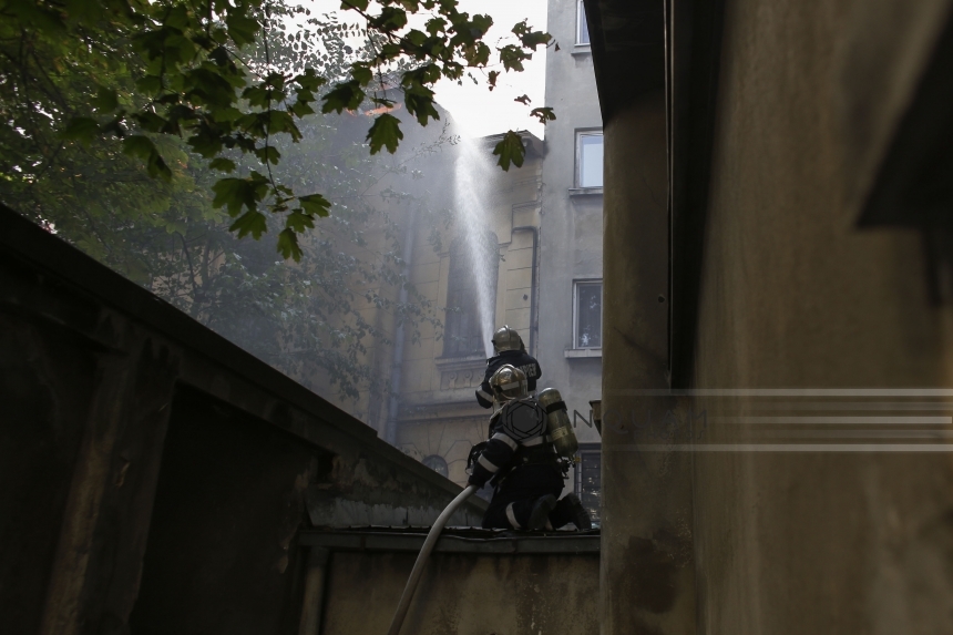 Incendiu în apropierea unei şcoli din centrul Capitalei. GALERIE FOTO, VIDEO