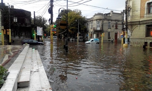 Mai multe străzi din municipiul Constanţa au fost inundate, aproape 40 de solicitări fiind primite la dispeceratul RAJA