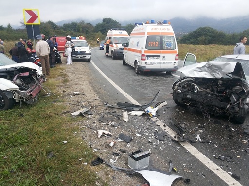 Şase persoane, la spital după ce două autoturisme s-au ciocnit în judeţul Caraş-Severin