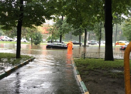 Mai multe străzi din Arad au fost inundate, în urma unei ploi puternice; apa a ajuns până la jumătate de metru