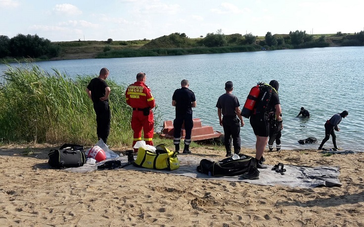 Dâmboviţa: Scafandrii au găsit trupul mamei fetiţei care s-a înecat într-o baltă dintr-o fostă balastieră
