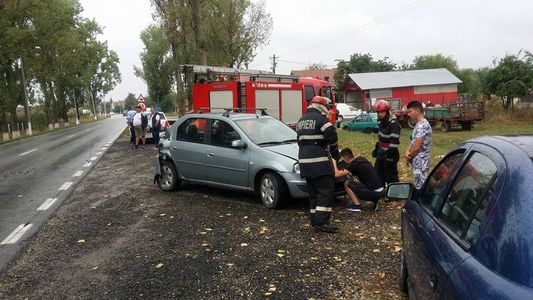 Timiş: Accident rutier în care au fost implicate un autocar cu 54 de pasageri şi trei autoturisme, petrecut la Cenad - FOTO