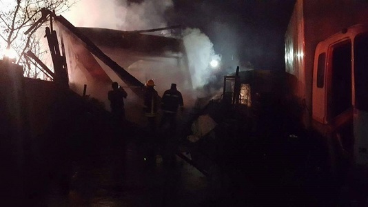 Incendiu urmat de mai multe explozii într-un atelier auto din Arad; două maşini şi mai multe utilje au ars - FOTO