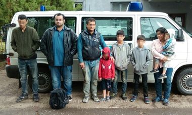 Dolj: Şase irakieni şi doi sirieni, prinşi de poliţiştii de frontieră după ce au trecut Dunărea, dinspre Bulgaria, cu o barcă