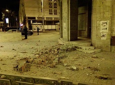 Seismul s-a resimţit puternic la Iaşi. Bucăţi de tencuială de pe un imobil din centrul oraşului au căzut pe trotuar - FOTO