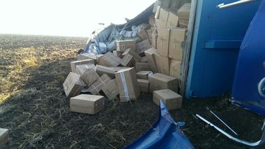 Un camion care transporta materiale textile s-a răsturnat pe Autostrada Soarelui, şoferul fiind dus la spital 
