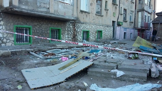 Structura de rezistenţă a blocului din Medgidia nu a fost afectată de explozie. Primăria a început înlocuirea uşilor şi ferestrelor distruse