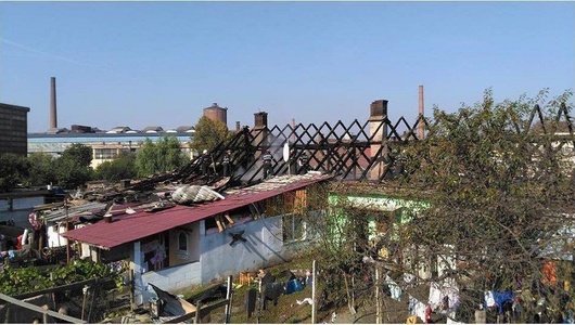 Cluj: 80 de persoane au fost evacuate după ce o locuinţă socială din Câmpia Turzii a luat foc