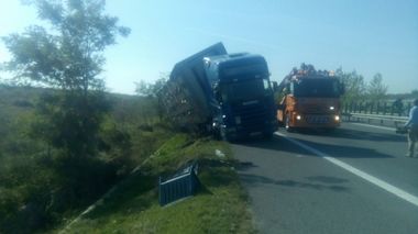 Un autotren încărcat cu oi s-a răsturnat pe Autostada Soarelui, traficul este blocat