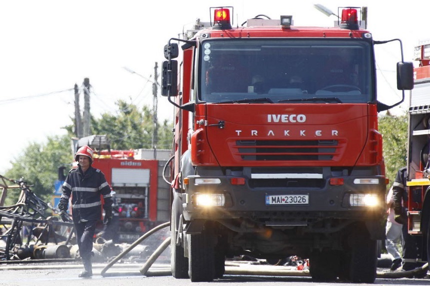 Incendiu la acoperişul unei clădiri dezafectate din incinta fostei fabrici de cântare ”Balanţa” din Sibiu