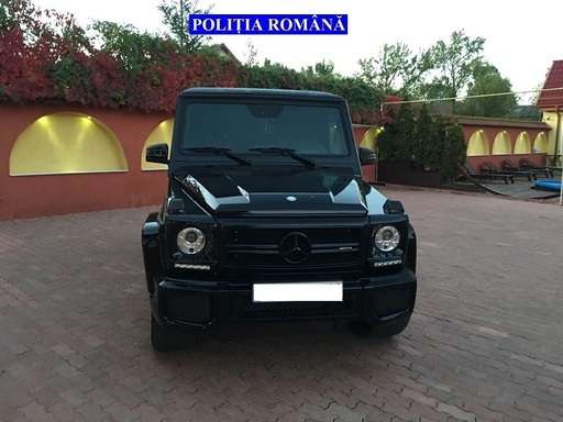Zeci de mii de euro, ceasuri, aur şi 25 de autoturisme, unele de lux, ridicate de la suspecţii de proxenetism din Câmpulung