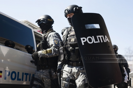 Prahova: Bărbat suspectat că a furat dintr-o casă bijuterii de 100.000 de euro, ridicat de poliţişti şi dus la audieri