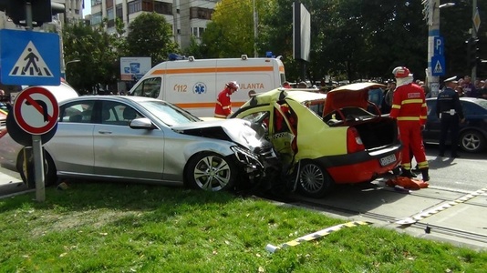 Trei persoane rănite în urma unui accident produs în centrul oraşului Craiova; şoferul unui taxi nu a dat prioritate unei alte maşini