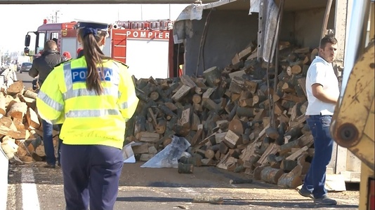 Prahova: Circulaţia pe DN 1, deviată pentru repunerea pe roţi a unui camion încărcat cu lemne care s-a răsturnat pe şosea