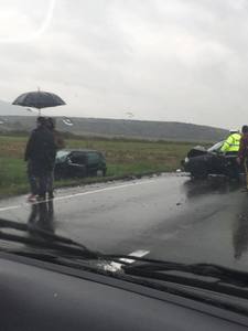Cinci persoane, rănite după ce două maşini s-au ciocnit pe DN 13, în judeţul Braşov