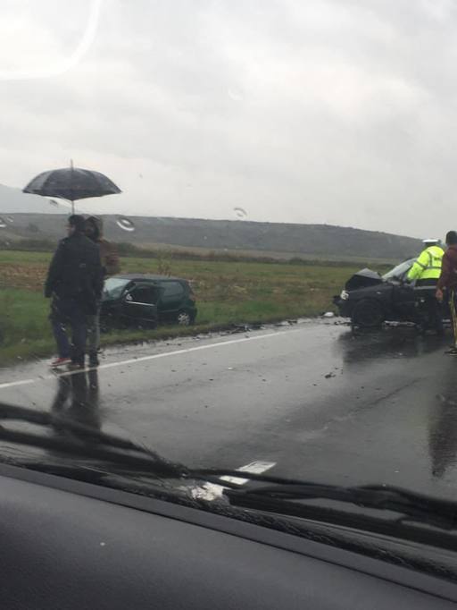 Cinci persoane, rănite după ce două maşini s-au ciocnit pe DN 13, în judeţul Braşov