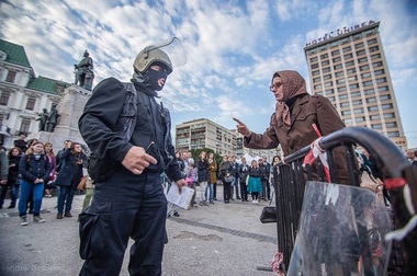 Iaşi: Intervenţie a jandarmilor la finalul unei piese de teatru în aer liber, pe motiv că actorii au folosit cuvinte jignitoare