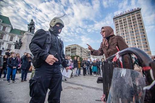 Iaşi: Intervenţie a jandarmilor la finalul unei piese de teatru în aer liber, pe motiv că actorii au folosit cuvinte jignitoare