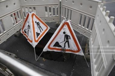 Trafic restricţionat pe o bandă, în centrul Capitalei, după ce o porţiune din carosabil s-a surpat