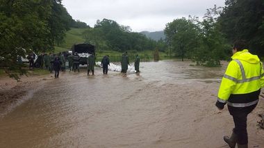 Inundaţii în estul ţării. Peste 500 de persoane evacuate în judeţul Galaţi, unde armata intervine în zonele afectate. Mai multe familii evacuate şi cursuri suspendate în scoli, în Vrancea şi în Bacău. VIDEO