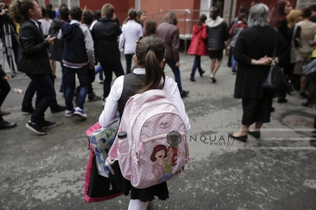 Două sesizări la Poliţia Arad privind tentative de răpire a unor fetiţe, din faţa unei şcoli. Un pastor de 70 de ani este audiat
