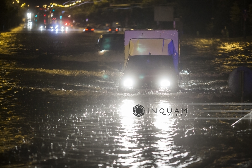 Circulaţie îngreunată pe DN 2 E85, la ieşirea din Focşani spre Adjud, din cauza apei strânse pe şosea în urma ploilor abundente