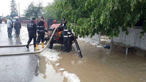 Apele sunt în scădere în localităţile vrâncene afectate de inundaţii, însă sunt situaţii în care autorităţile nu au unde deversa apa