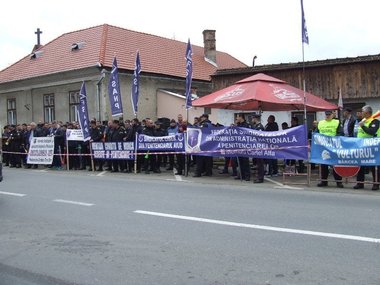 Alba: Peste 100 de gardieni de la Penitenciarul Aiud au protestat, cerând demisia ministrului Justiţiei