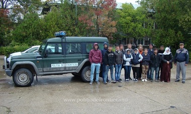Timiş: 17 migranţi, între care patru copii, prinşi de poliţiştii de frontieră când voiau să intre ilegal în ţară - VIDEO
