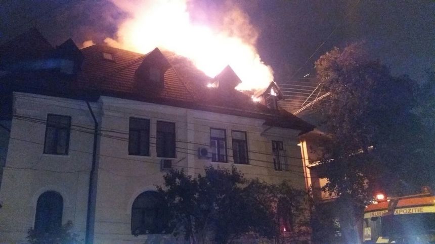 Incendiul care a izbucnit la o vilă brâncovenească din centrul Capitalei a fost stins după aproximativ trei ore. FOTO, VIDEO