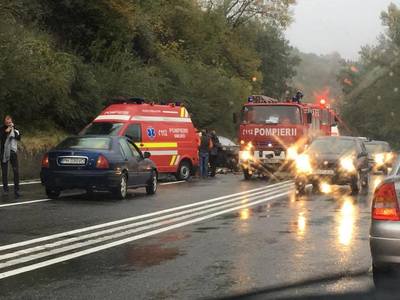 Prahova: Trei persoane rănite într-un accident pe DN 1 produs după ce un autoturism a derapat pe şoseaua udă - FOTO