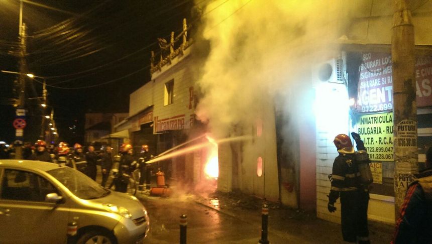 Incendiu la un service auto din cartierul bucureştean Berceni, mai multe echipaje de pompieri intervin - FOTO