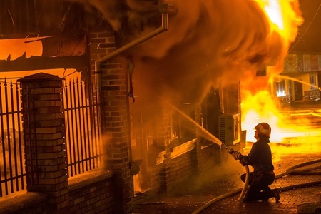 Bacău: Două persoane, mamă şi fiică, găsite moarte în casă, în urma unui incendiu provocat de jarul căzut din sobă