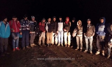Timiş: 14 migranţi, între care doi minori, prinşi de poliţiştii de frontieră când voiau să intre ilegal în ţară, din Serbia - FOTO/VIDEO