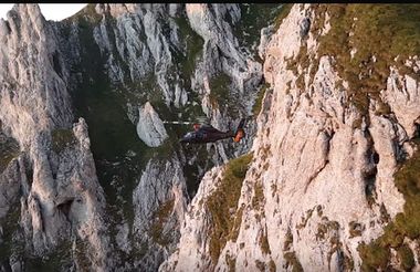 Sibiu: Intervenţie a salvamontiştilor şi pompierilor pentru salvarea unui cioban căzut într-o râpă de aproximativ 15 metri