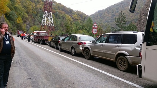 Şapte autovehicule, implicate într-un accident pe Valea Oltului: Două persoane au fost rănite. Circulaţia în zonă este îngreunată. FOTO