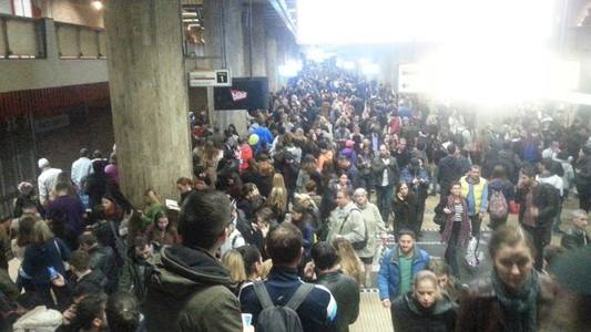Staţiile de metrou de la Eroilor la Timpuri Noi, evacuate după ce într-un tren a fost găsit un colet suspect. Circulaţia a fost reluată după ce pirotehniştii au găsit Pepsi, Prigat şi un sandwich în sacoşa abandonată - UPDATE 