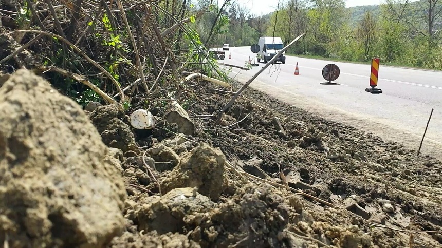 Vrancea:Trafic rutier întrerupt pe DN 2 R din cauza unei masive alunecări de teren care a afectat şoseaua