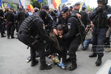 INCIDENTE la marşul "Luptă pentru Basarabia”. Cinci persoane care participau la manifestaţia din Piaţa Victoriei, ridicate de jandarmi şi duse la Poliţie. UPDATE, GALERIE FOTO