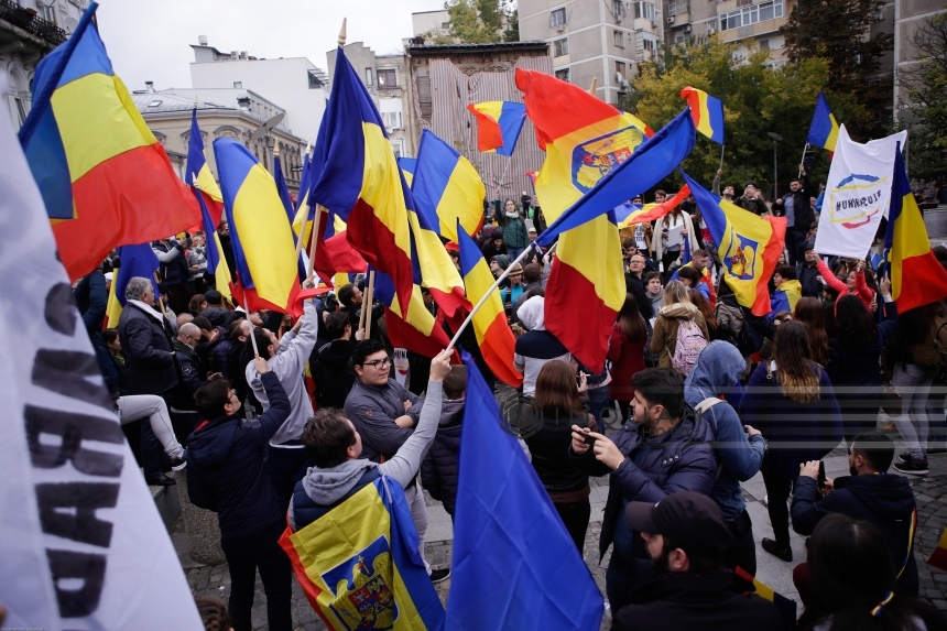 Cinci persoane care participau la manifestaţia din Piaţa Victoriei, ridicate de jandarmi şi duse la Poliţie