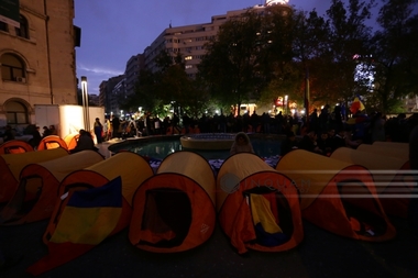 Aproximativ 300 de persoane s-au adunat în Piaţa Universităţii, după marşul „Luptă pentru Basarabia”. Unioniştii se pregătesc pentru o noapte petrecută în corturi, urmând ca manifestaţia să fie reluată duminică dimineaţă. UPDATE, FOTO, VIDEO