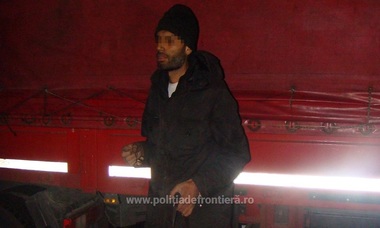 Giurgiu: Pakistanez ascuns sub un camion, pe roata de rezervă, descoperit când încerca să intre ilegal în ţară - FOTO/VIDEO