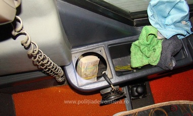 Giurgiu: 200.000 de euro, un lingou şi trei kilograme de bijuterii, confiscate de la trei persoane care încercau să le scoată ilegal din ţară - FOTO